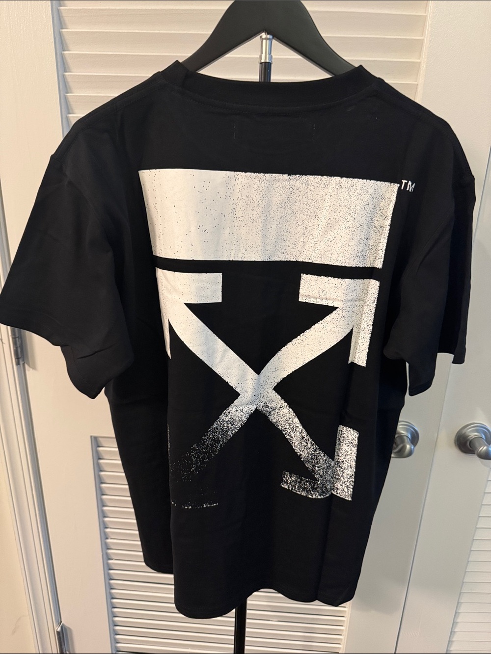 New! Off-White Degrade Arrow Short-Sleeve Slim Tee in black and white.
